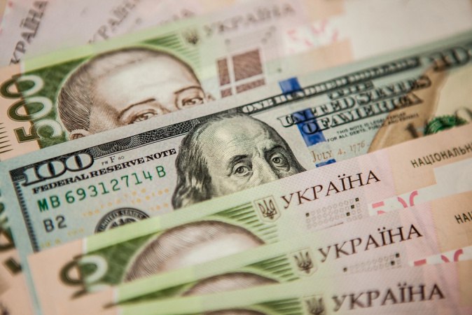 Українці масово продають безготівкову валюту: профіцит понад $5 млн щодня